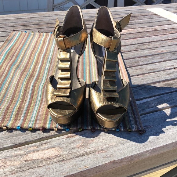 Steve Madden Gold “Rufles” High Heel w Platform - Picture 7 of 8